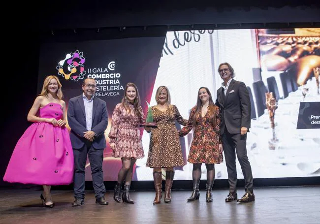Carlos Fernández, director comercial de El Diario Montañés, entregó el premio aportación de un negocio destacado sector de la Restauración: Restaurante 2Valdeses